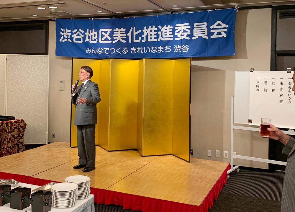 5月30日、渋谷地区美化推進委員会の総会が開かれました。功労者には長谷部区長より表彰状が手渡されました。月末からは総会シーズンに突入です。